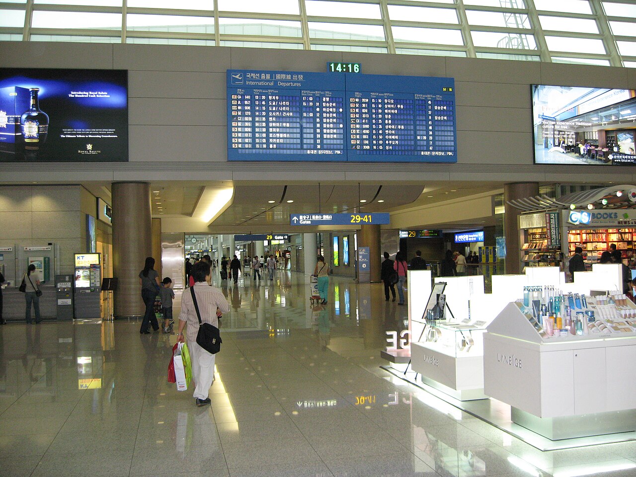 인천국제공항 출국장 내부와 탑승 수속 공간