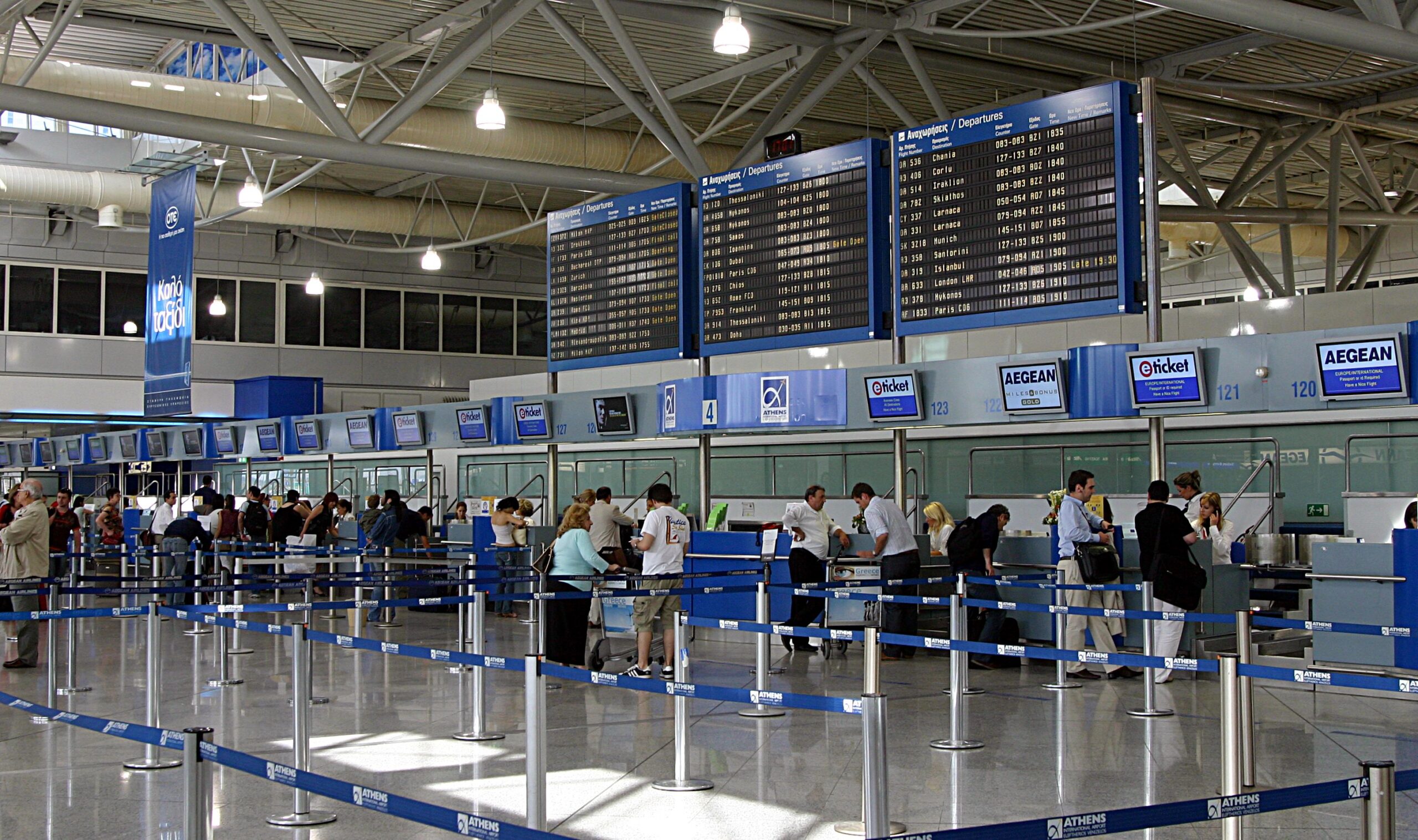 공항 출국장의 항공사 체크인 카운터