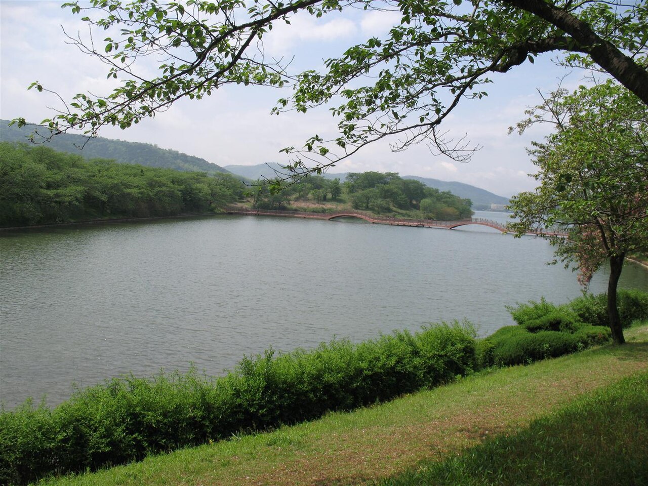 경주 보문호의 물과 산책 구역 전경