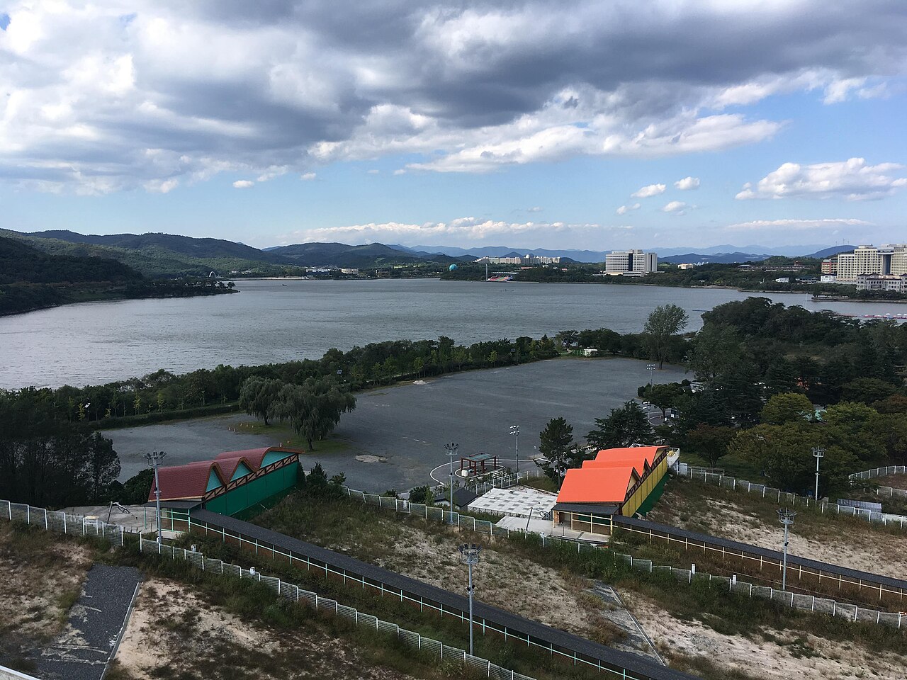 경주 보문호와 주변 관광단지가 내려다보이는 전경