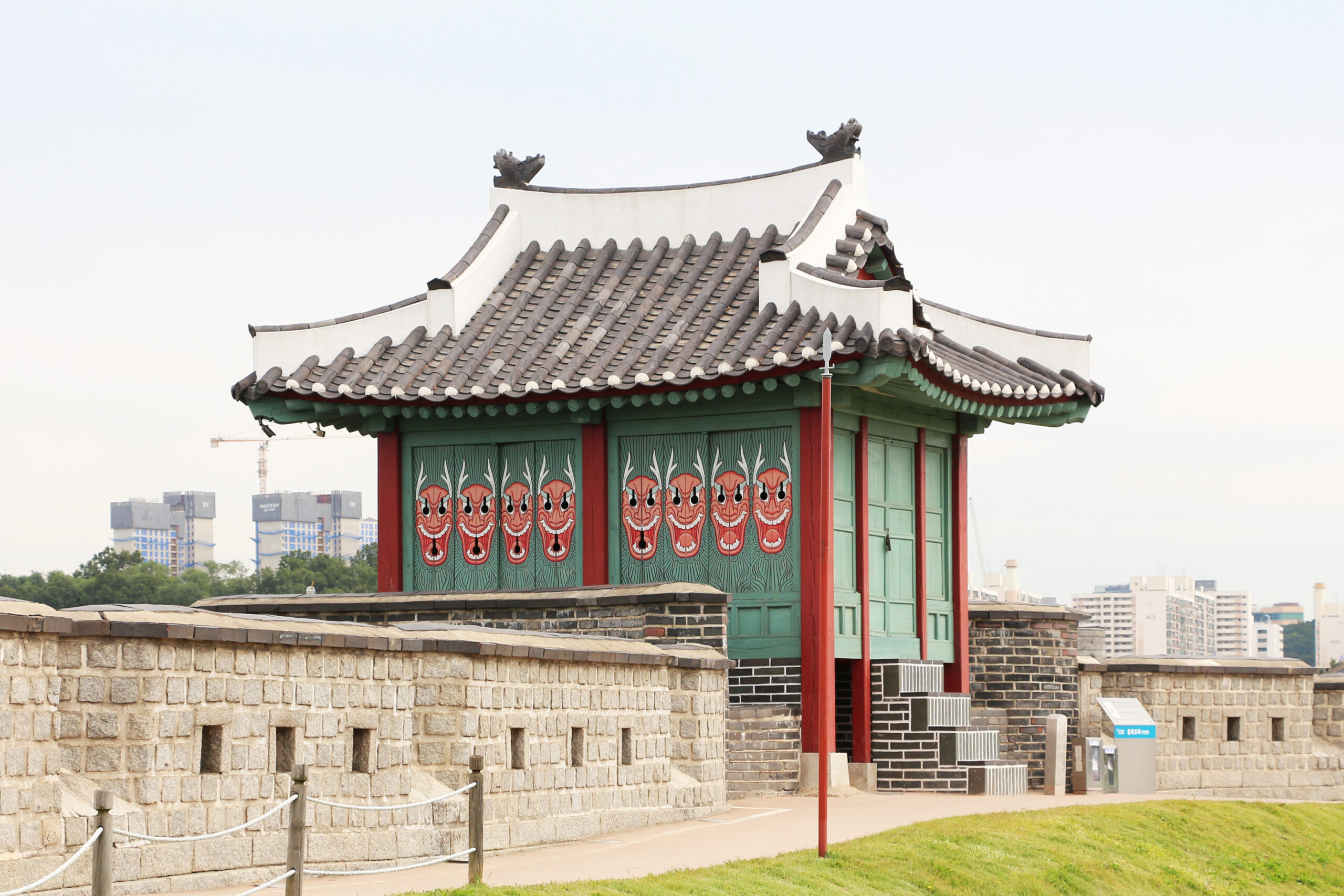 수원화성 동북포루의 전통 목조 건축물