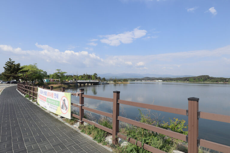 강릉 경포호와 호수 주변 산책로 전경