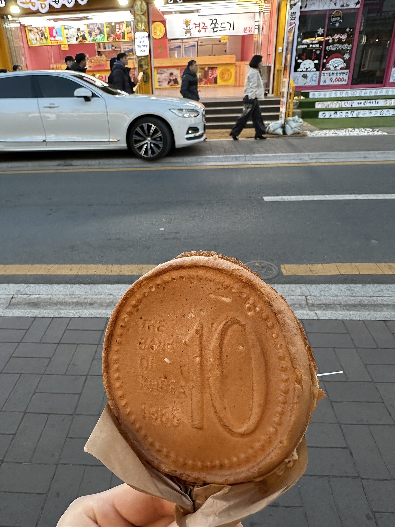 경주 황리단길의 한옥 상점과 관광객 거리 풍경
