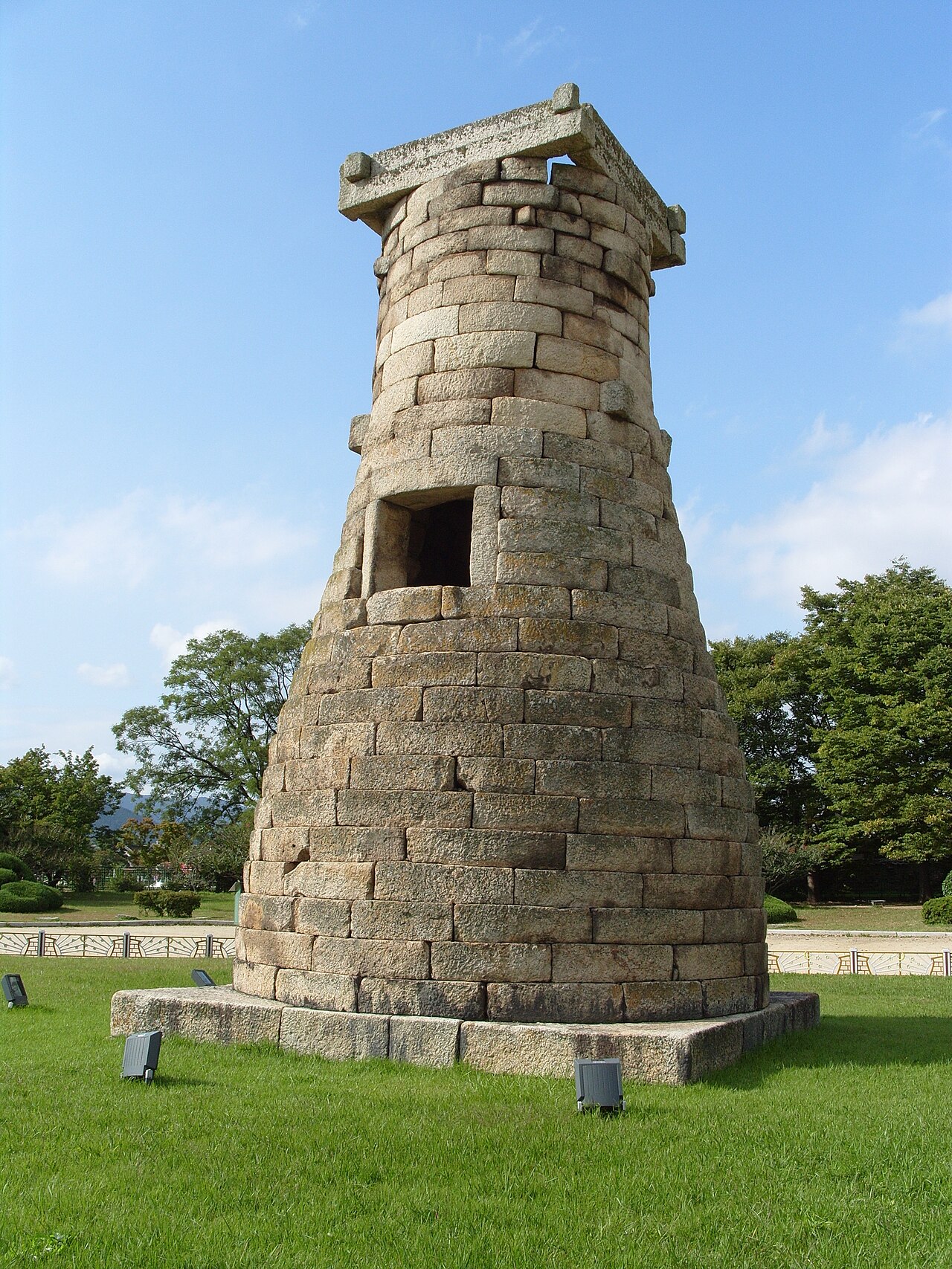 경주 첨성대와 주변 잔디밭 전경