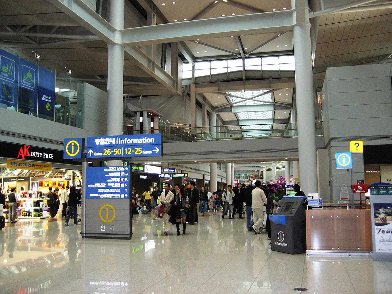 인천공항 탑승구 방향 대합실과 좌석 공간