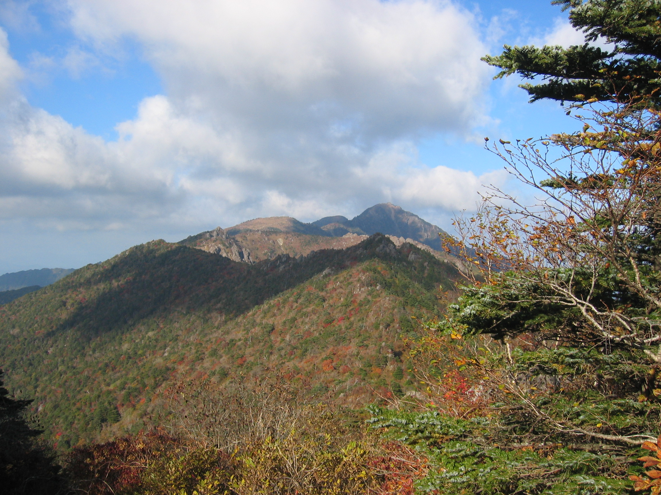 가을철 지리산 능선과 산림 풍경