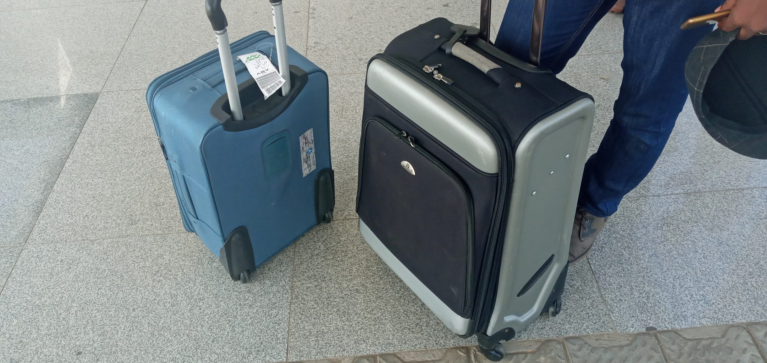 공항 이동을 위해 손잡이와 끈으로 고정한 여행가방