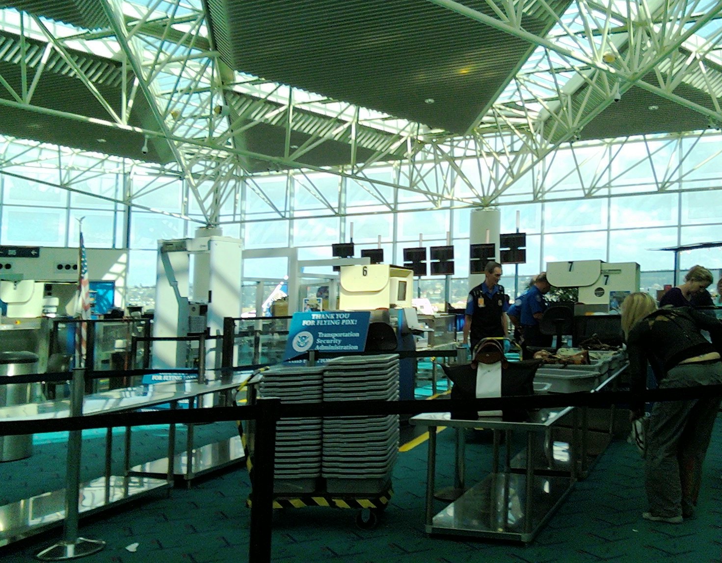 공항 보안검색대와 금속탐지기 통과 구역