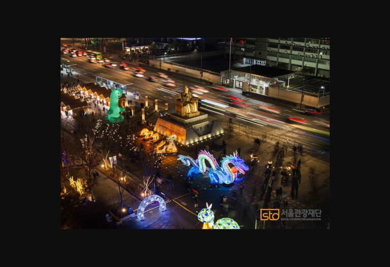 광화문 광장에 설치된 2023 서울빛초롱축제 야간 조형물