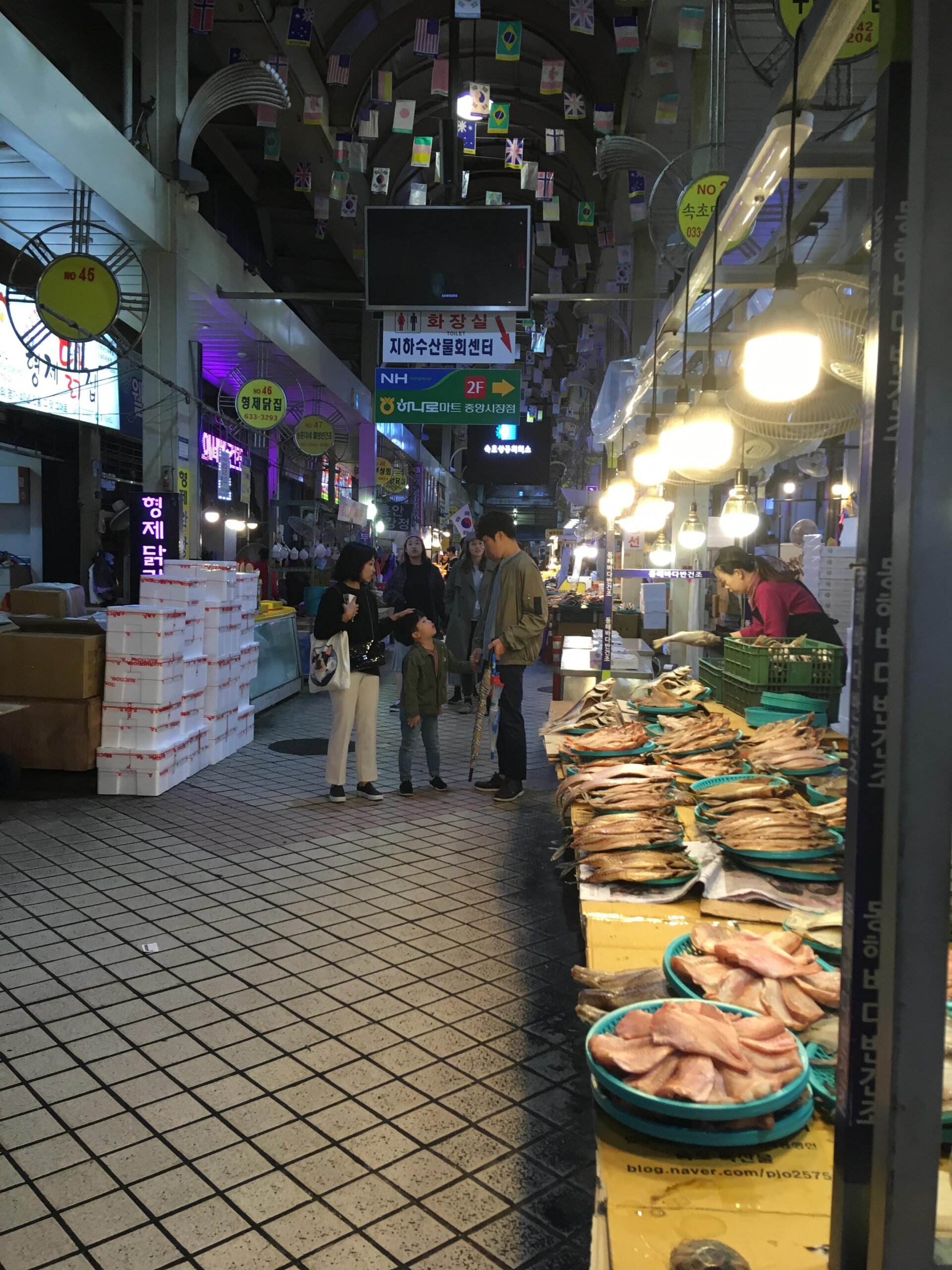 속초관광수산시장 내부와 판매대
