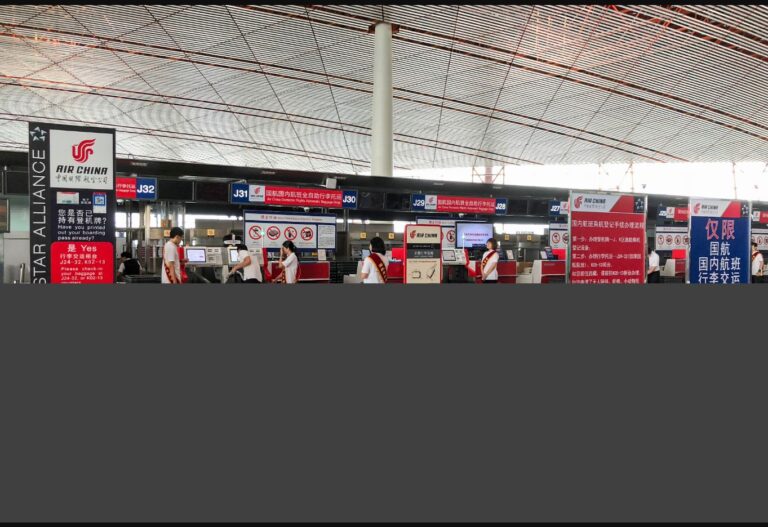 공항 위탁수하물 접수 구역과 여행객의 캐리어