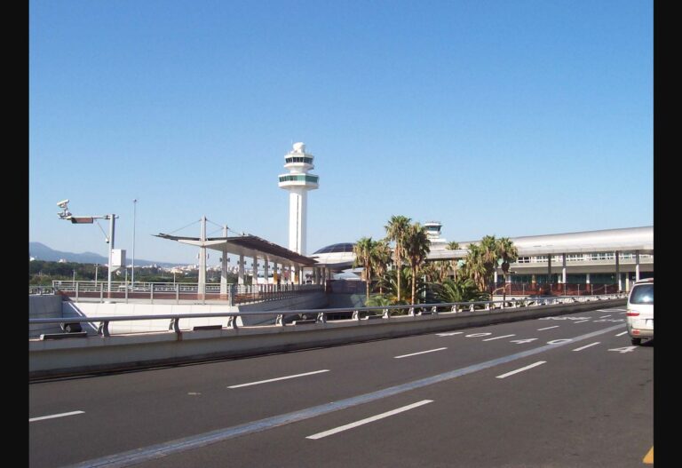 제주국제공항 건물과 렌터카 이동 거점 전경