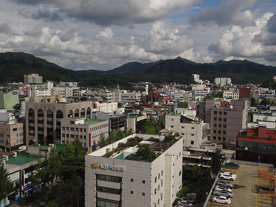 전주 도심과 한옥 지붕이 보이는 풍경