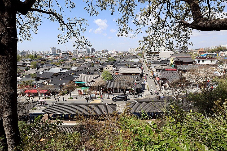 전주 한옥마을의 한옥과 골목 풍경