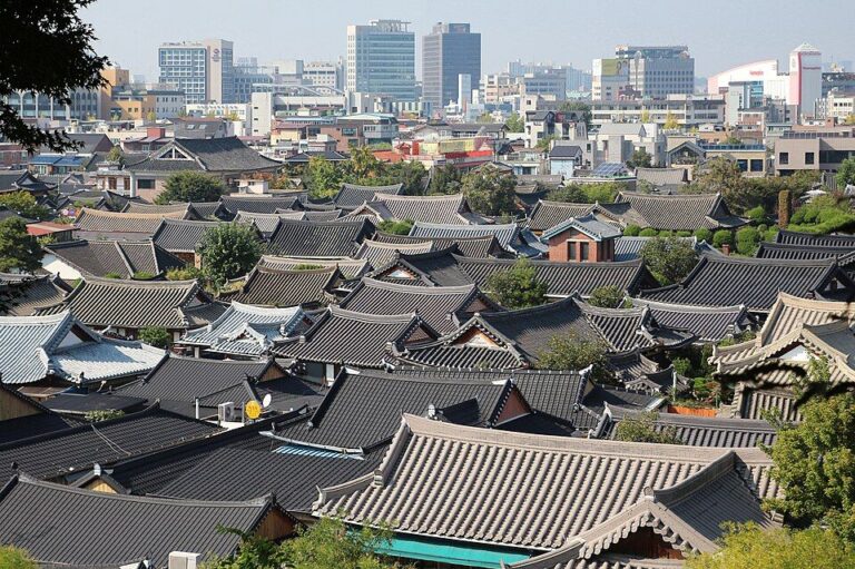 전주 한옥마을 전경과 전통 기와지붕