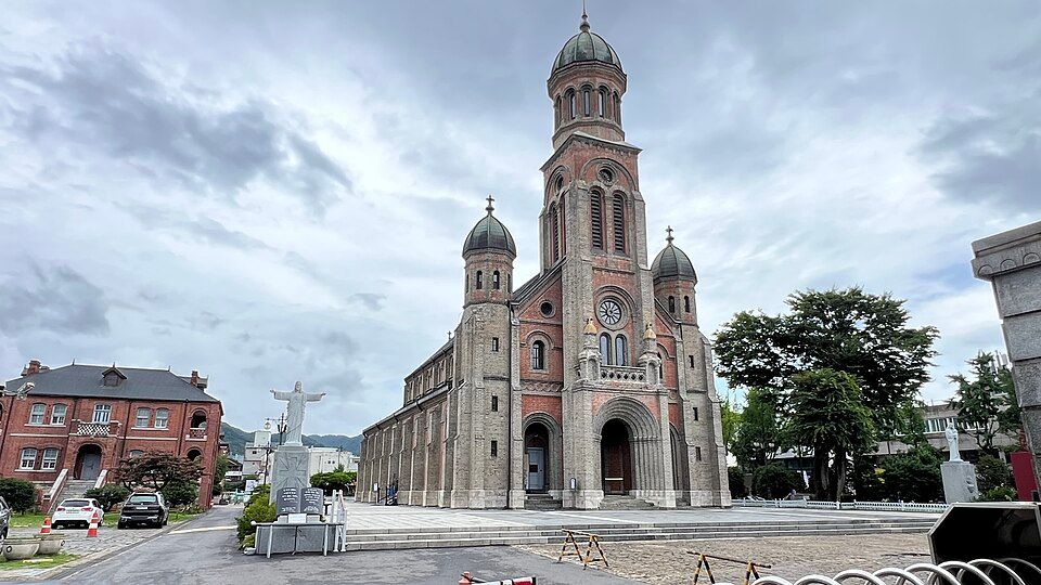 전주 전동성당 외관과 광장