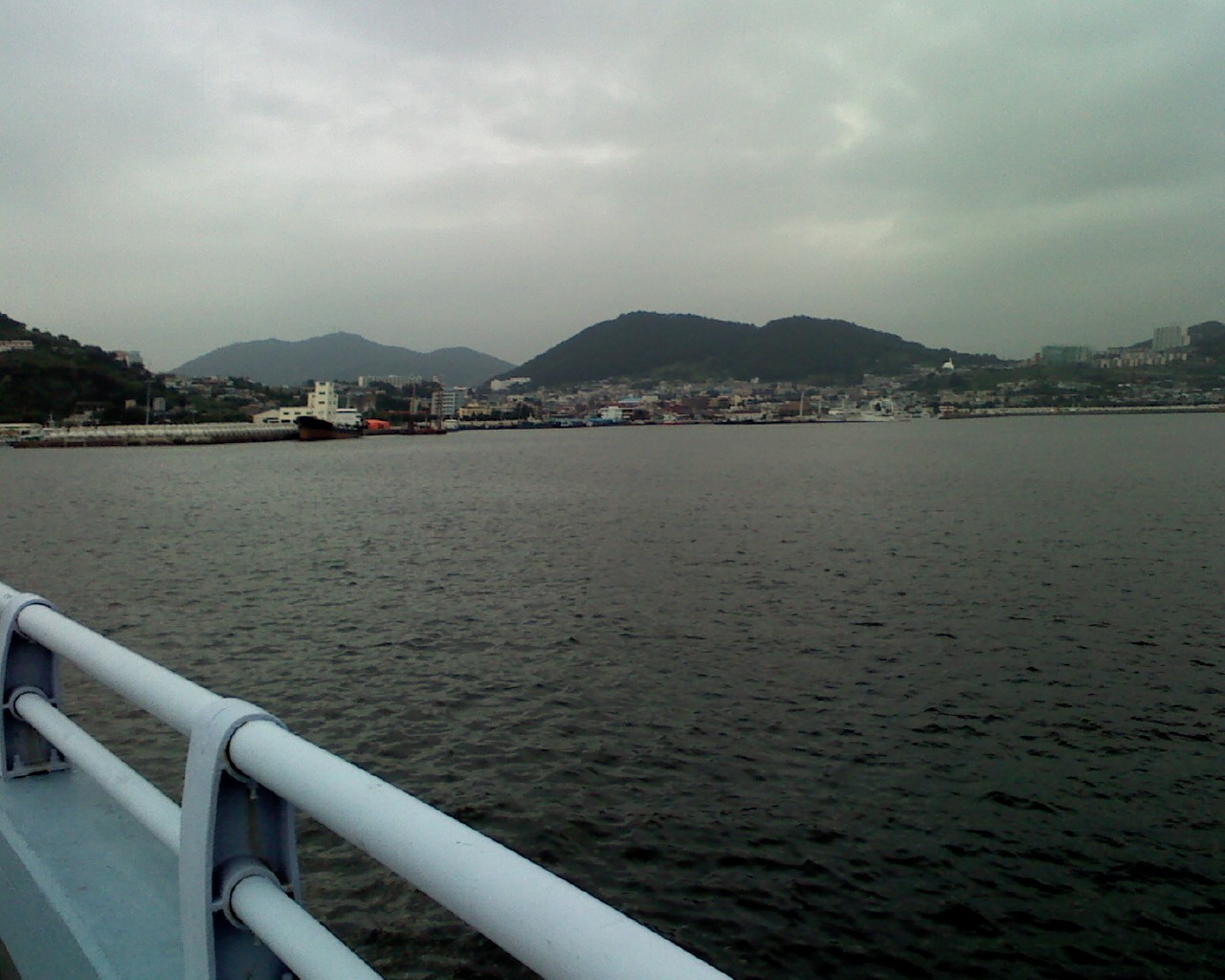 오동도 방파제에서 바라본 여수항