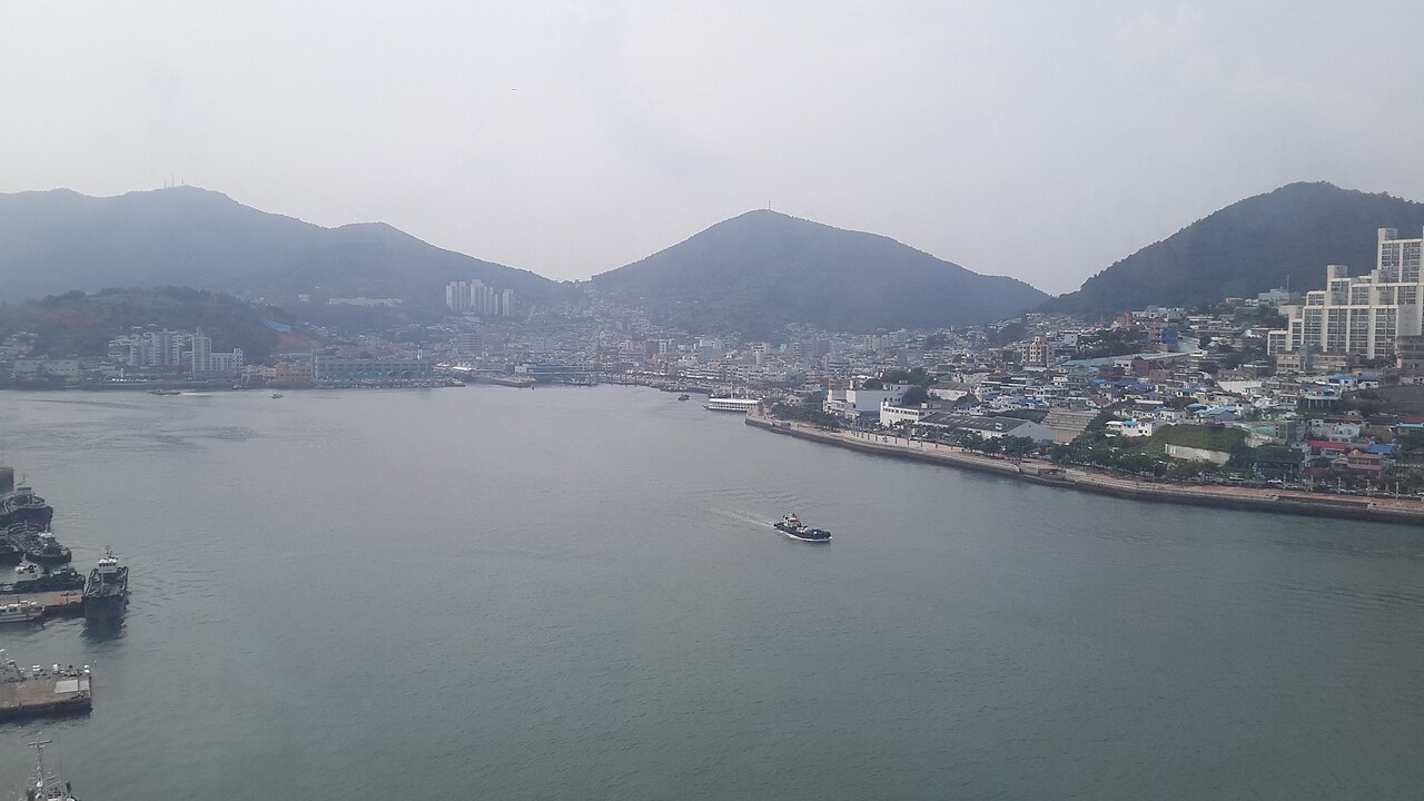 여수항과 숙소 권역을 보여주는 바다 전경