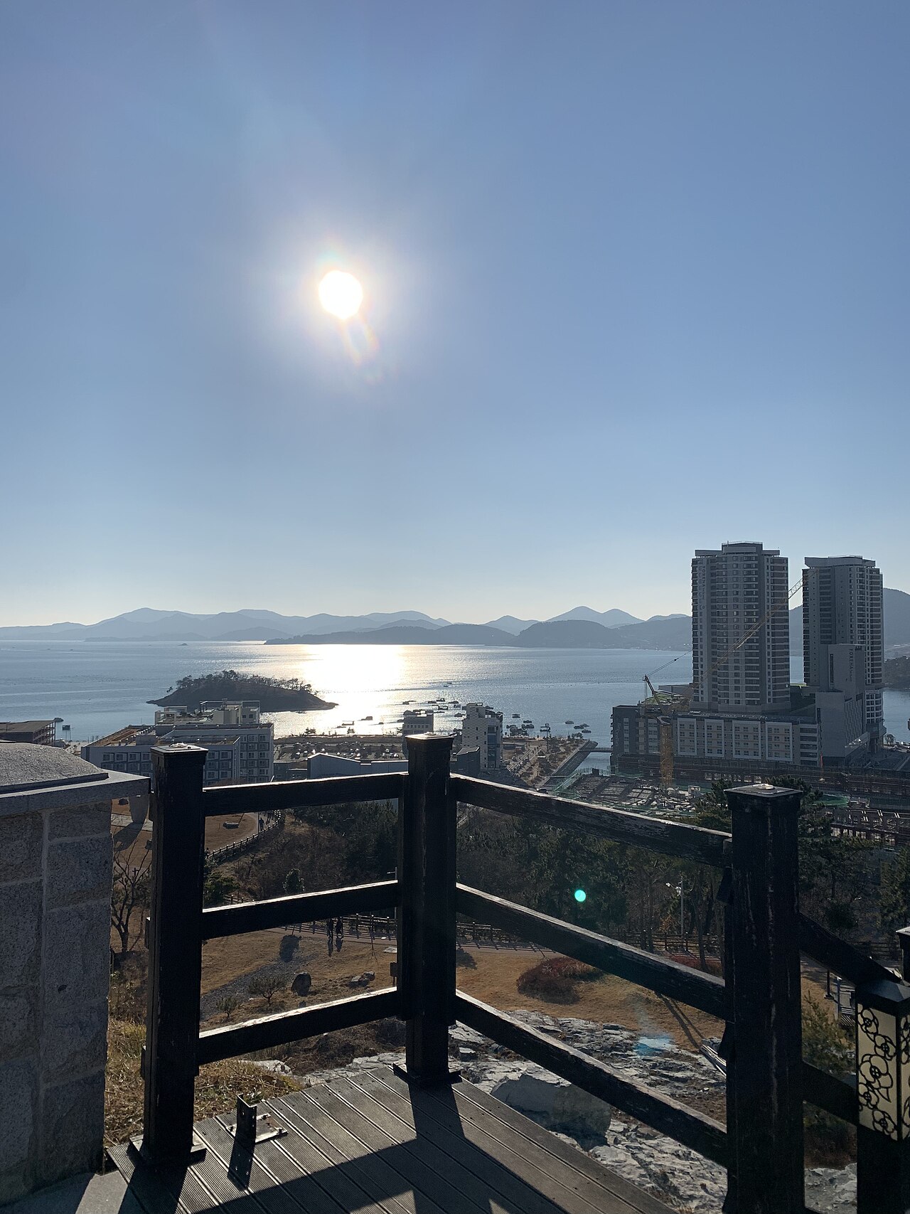 여수 이순신공원에서 바라본 바다와 도심